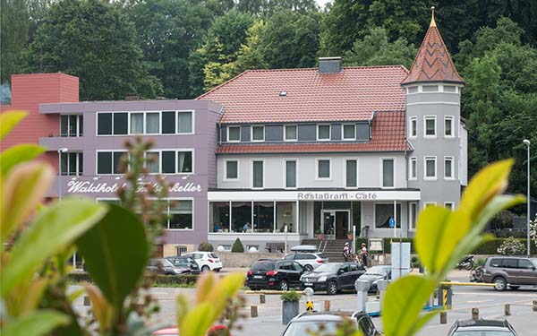 Blick auf Restaurant und Café Waldhotel Felsenkeller